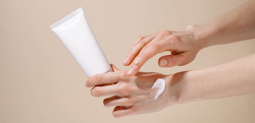 Gepflegte Hände eingerissene Nagelhaut Reibeisen Hände