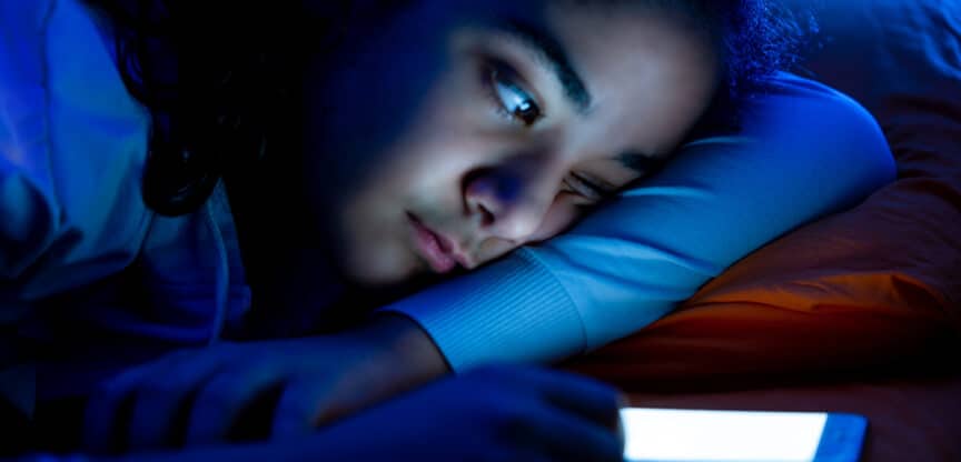 Kinder, Jugendliche, Mobiltelefon, nächtliche Störquelle im Kinderzimmer