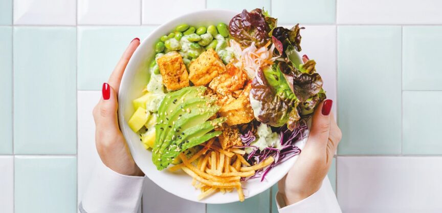 Ein bunter, appetitlicher Rohkostteller mit Avocado, Salat, Karotten und vielem mehr.