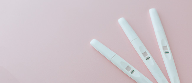 Das Bild zeigt drei Schwangerschaftstests.