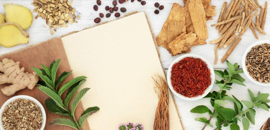 Unterschiedlichste Gewürze und Kräuter liegen verstreut.