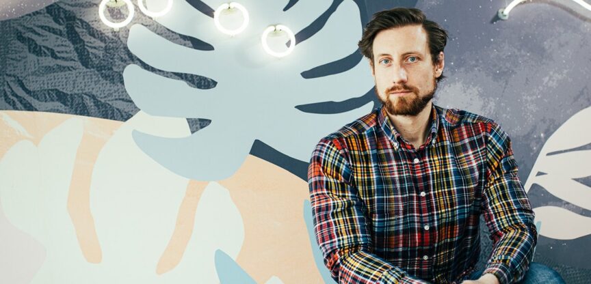 Wissenschafter und Kabarettist Martin Moder im karierten Hemd.