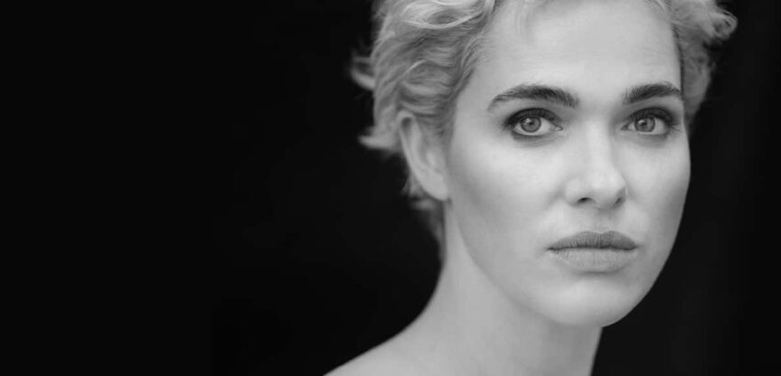 Schwarz-Weiß-Porträt der Schauspielerin Verena Altenberger.