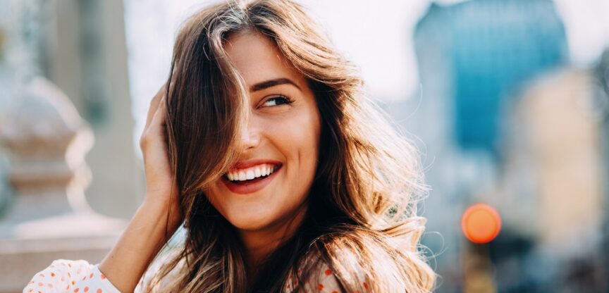 Lachende-Frau-Haarstyle