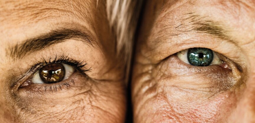 Ausschnitt zweier Gesichter, eines älteren Mannes und einer älteren Frau.