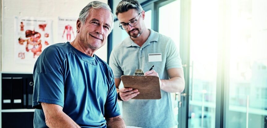 Mann-sitzt-bei-Untersuchung