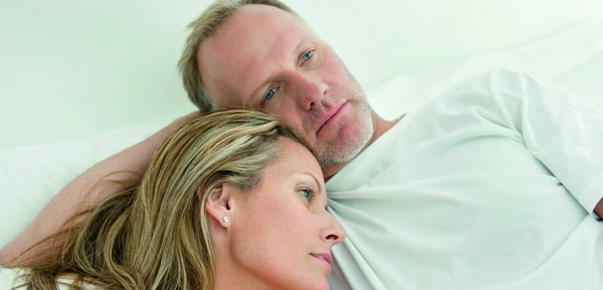 Paerchen-im-Bett-verzweifelt