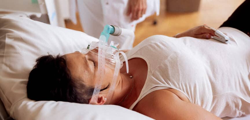 Patientin mit Beatmungsgerät
