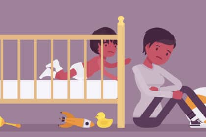 Illustration einer erschöpften Mutter, die mit traurigem Blick neben einem Gitterbett sitzt, in dem ihr Baby krabbelt – Spielsachen liegen verstreut auf dem Boden.