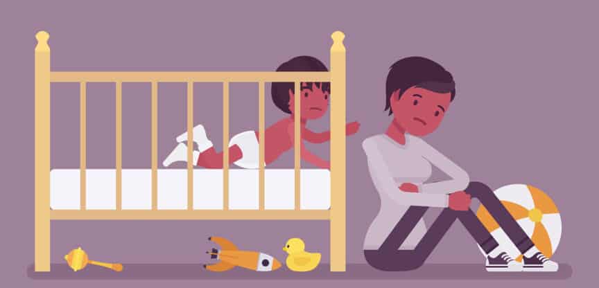 Illustration einer erschöpften Mutter, die mit traurigem Blick neben einem Gitterbett sitzt, in dem ihr Baby krabbelt – Spielsachen liegen verstreut auf dem Boden.