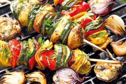 Bunte Gemüsespieße mit Paprika, Zucchini, Zwiebeln und Pilzen auf einem Grillrost – frisch, gesund und sommerlich angerichtet.