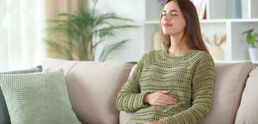 Frau genießt zu Hause einen gesunden Darm