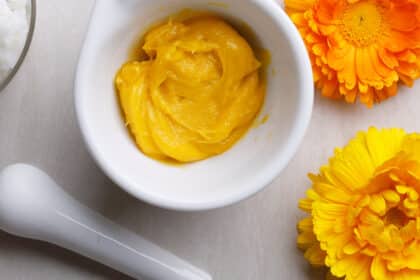 Orange Ringelblume (Ringelblume) Creme in einem weißen Mörser