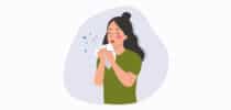 Illustration einer niesenden Frau mit Taschentuch und typischen Erkältungssymptomen.
