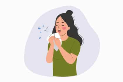 Illustration einer niesenden Frau mit Taschentuch und typischen Erkältungssymptomen.