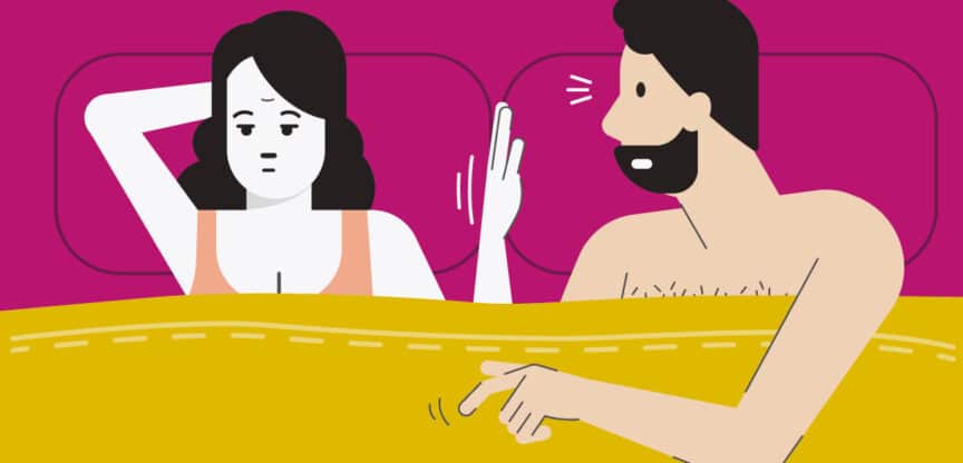 Paar im Bett: Die Frau wendet sich mit abwehrend erhobener Hand ab, der Mann wendet sich ihr zu – Symbolbild für sexuelle Unlust.