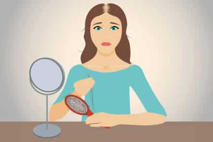 Illustration einer besorgten Frau mit Haarbüschel und Haarbürste als Symbol für Haarausfall.